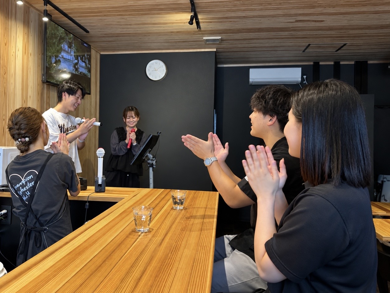 店内でカラオケを楽しむ様子
